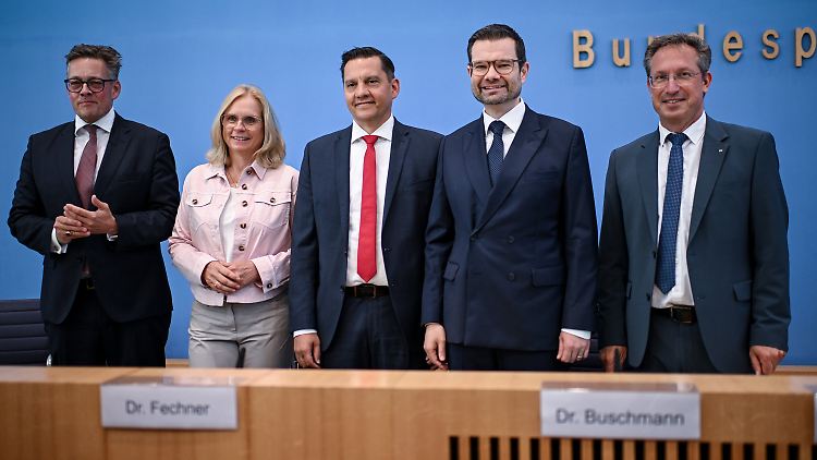 Pressekonferenz zur Stärkung der Resilienz des Bundesverfassungsgerichts. Die Fraktionen von SPD, Grünen und FDP hatten dort bekanntgegeben, dass sie sich mit der Union auf eine Reform für einen besseren Schutz des Bundesverfassungsgerichts vor Extremisten geeinigt.
