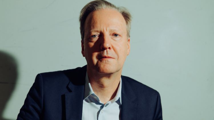 Tom Krebs ist Professor für Makroökonomik an der Universität Mannheim. 2019 war er für ein Semester Gastprofessor im Bundesfinanzministerium unter Finanzminister Olaf Scholz. Außerdem arbeitete er als Berater für den Internationalen Währungsfonds, die Weltbank und die amerikanische Zentralbank in Minneapolis.