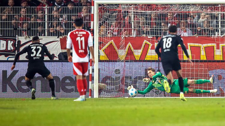 Frederik Rönnow vereitelte Freiburgs größte Chance.