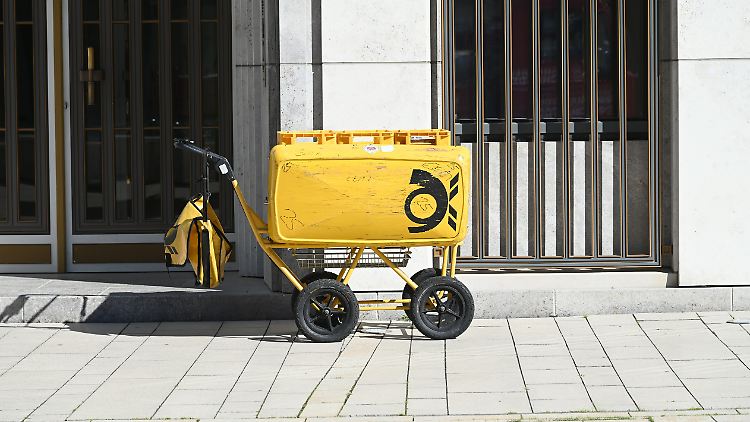 Der Postbote könnte künftig seltener kommen.