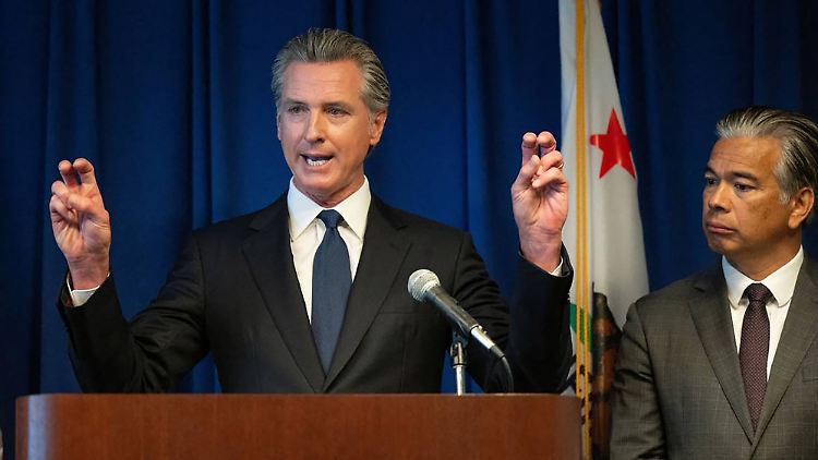 Der kalifornische Gouverneur Newsom (l) und sein Generalstaatsanwalt bereiten sich auf juristische Auseinandersetzungen mit der Trump-Administration vor. 