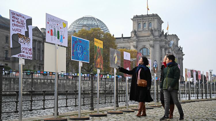 Die Installation erinnert auch an den Verlauf der Mauer durch die Berliner Innenstadt.