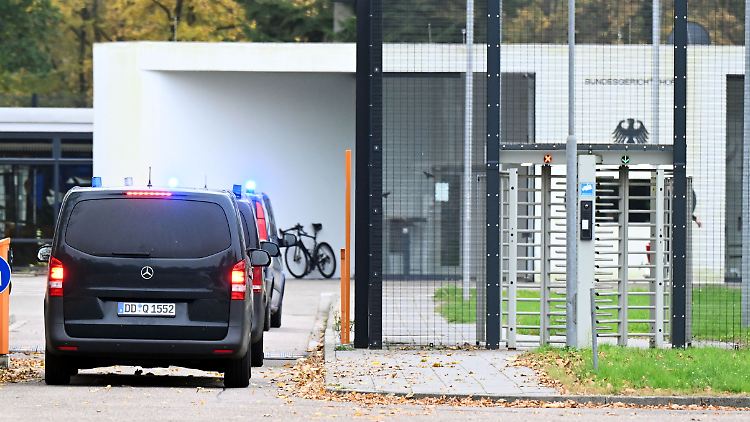 Fahrzeuge mit Blaulicht fahren in den Bundesgerichtshof .