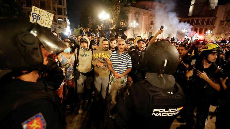 Die Stimmung in Valencia war aufgeheizt, Reporter berichten von Zusammenstößen von Demonstranten und der Polizei.