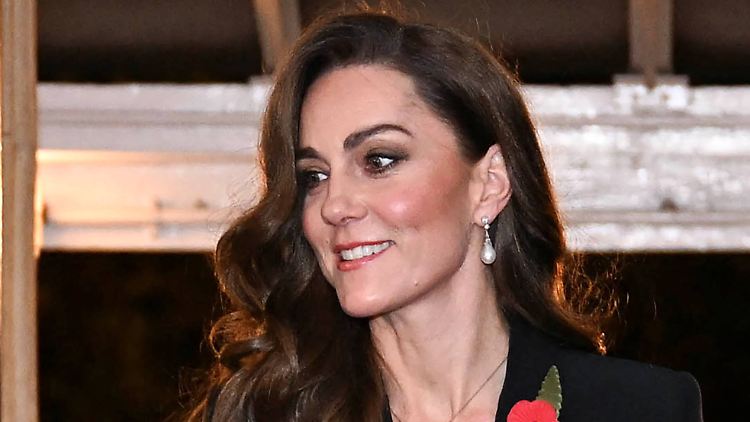 Trägt ihr Haar normalerweise dunkel: Prinzessin Kate.