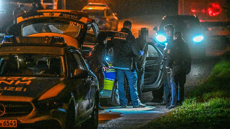 Die Polizei nahm drei Verdächtige fest. 