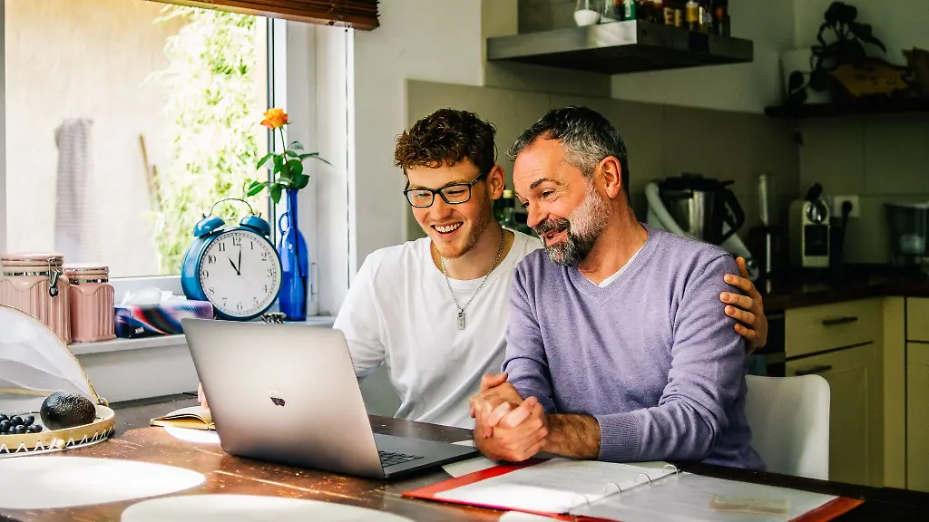 Freut-den-Vater-und-den-Sohn-Wenn-das-Kindergeld-trotz-Auslandsjahrs-weiter-fliesst