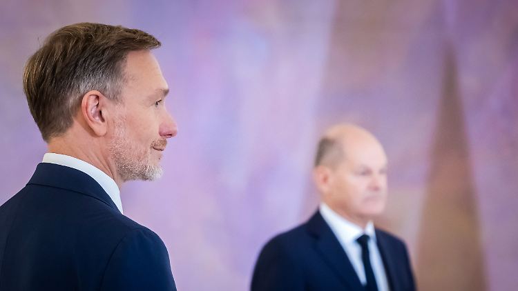Fühlt sich vom Bundeskanzler auf die Straße gesetzt: Ex-Finanzminister Lindner. 