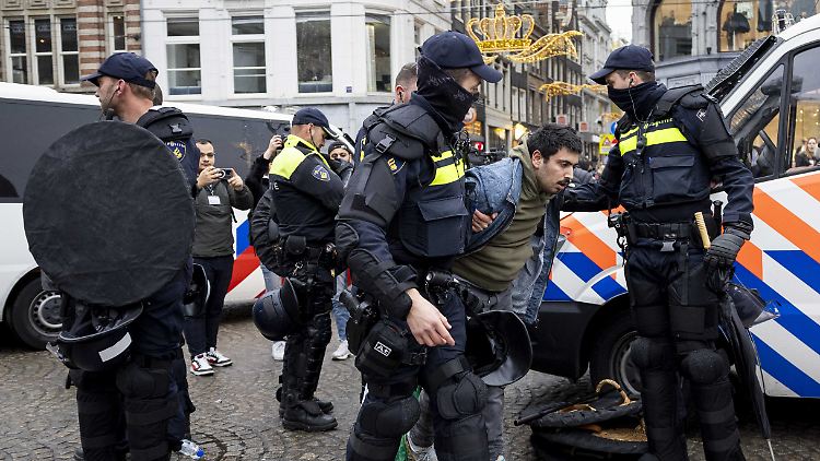 Vor wenigen Tagen feierten Fans von Maccabi Tel Aviv noch auf dem Dam, dem zentralen Platz in Amsterdam. 