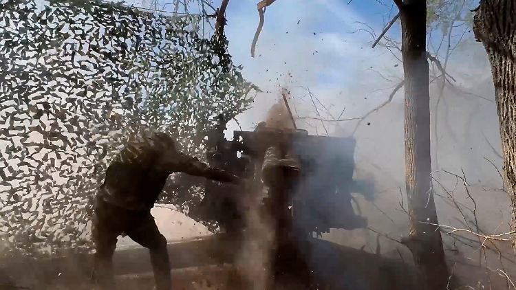 Ein russischer Soldat schießt aus einer Haubitze auf eine ukrainische Stellung in der Region Kursk.