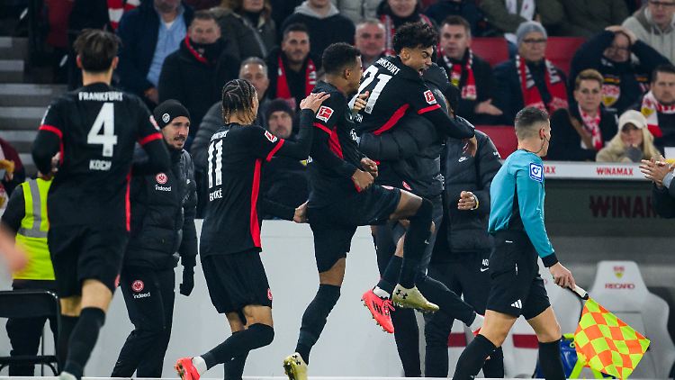 Eintracht Frankfurt bejubelt den nächsten Sieg.