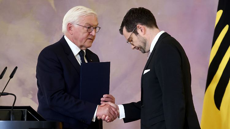 Bundespräsident Frank-Walter Steinmeier überreichte Buschmann seine Entlassungsurkunde.