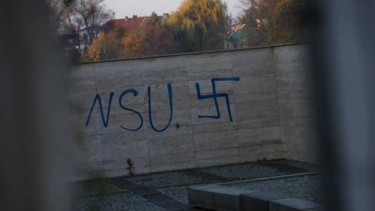Ein Hakenkreuz und ein Verweis auf den sogenannten Nationalsozialistischen Untergrund, der unter anderem in Zwickau aktiv war, sprechen eine deutliche Sprache. 