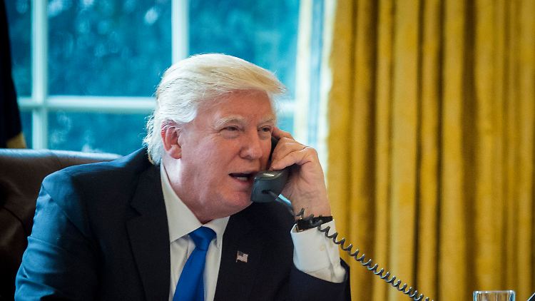 Trump bei einem Telefonat im Oval Office - dort sitzt er ab Januar wieder.