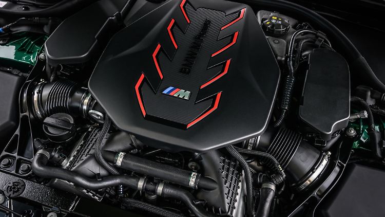 Ein leistungsstarker 4,4-Liter-V8 ist wichtigster Baustein des M5-Antriebsstrangs. Und der Deckel links ist nicht etwa der Tankdeckel, sondern hinter ihm verbirgt sich der Ladeanschluss.