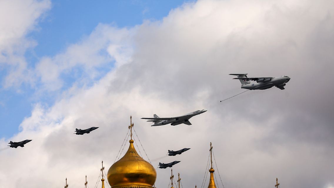 Ein russisches Tu-160-Flugzeug, MiG-31K-Kampfjets und ein Il-78-Tankflugzeug fliegen im Mai 2022 über das Zentrum von Moskau.