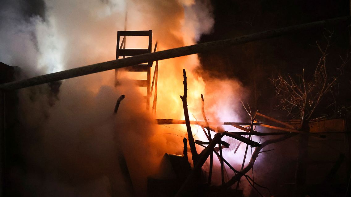Nach einem russischen Angriff auf die Region Mykolajiw wütet ein Feuer in einem Wohngebiet.