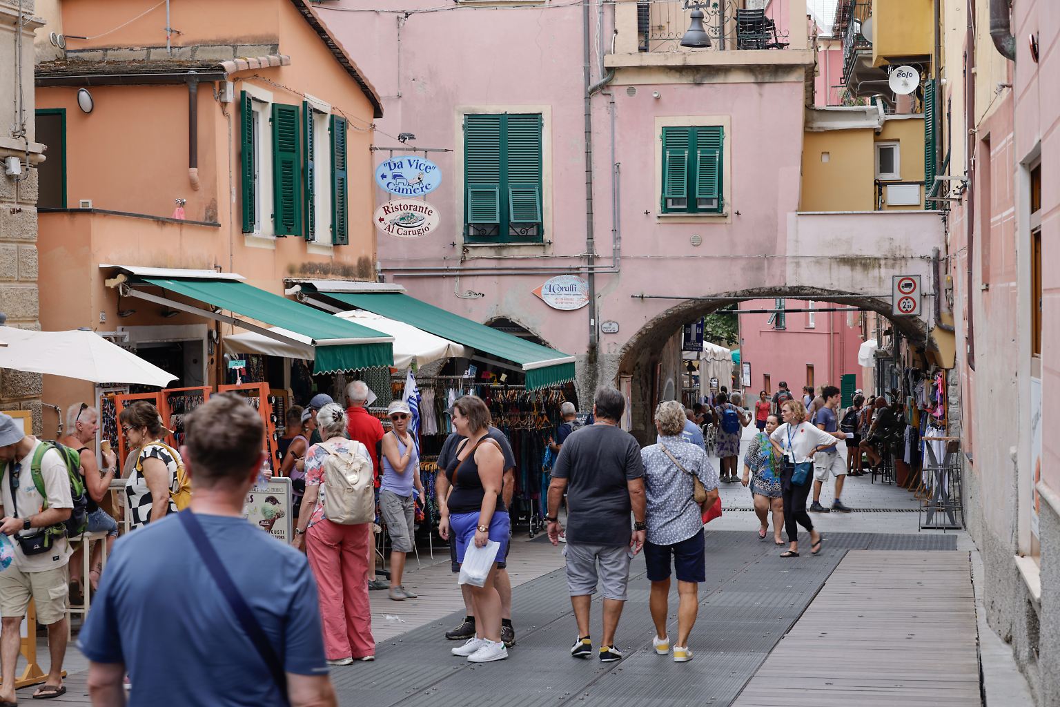 Kaum noch bezahlbarer Wohnraum, völlig überfüllte Städte und einst verschlafene Dörfer, die nun von Touristen überrannt werden: ...