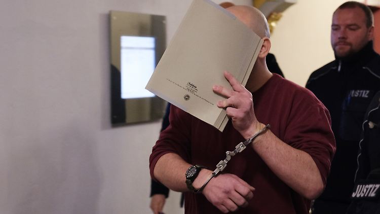 Der Angeklagte sitzt seit dem Tod seiner Tochter im Mai in Untersuchungshaft. 