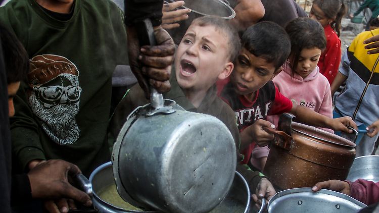 Menschen erhalten Nahrungsmittelhilfe in Gaza-Stadt.