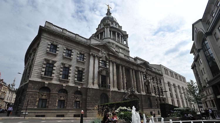 Die Äußerungen des Angeklagten seien "extrem gefährlich" gewesen, sagte der Richter im Londoner Strafgericht Old Bailey. 