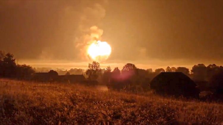 Ukrainische Drohnen attackieren ein russisches Munitionslager.