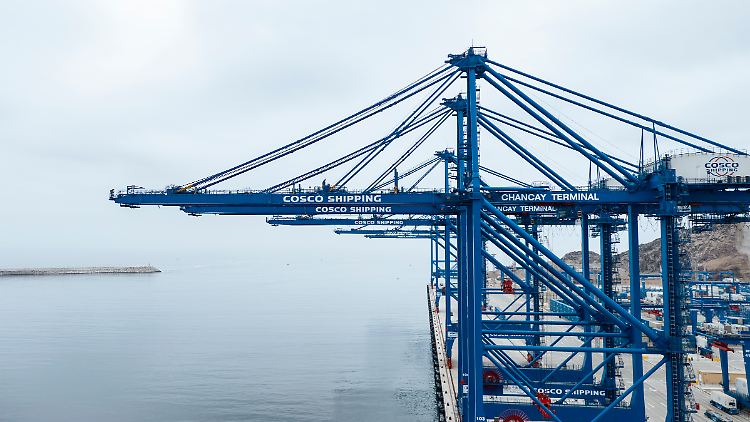 Der neue Hafen kostet umgerechnet gut 3,3 Milliarden Euro.