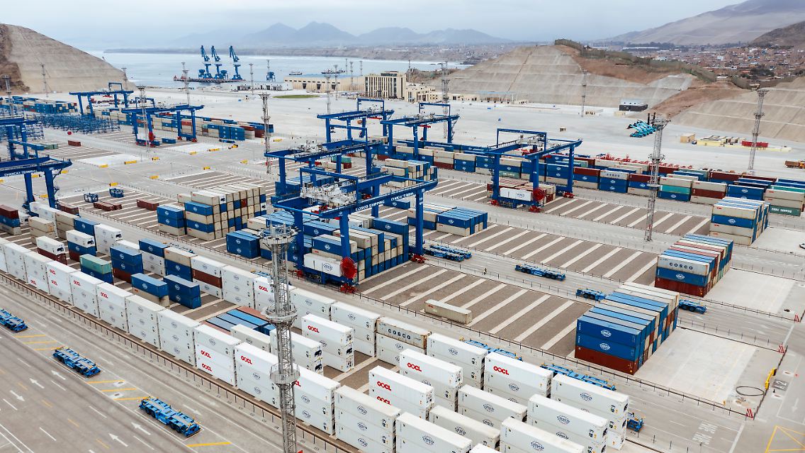 Die ersten Container warten in Chancay bereits auf ihre Abfertigung.