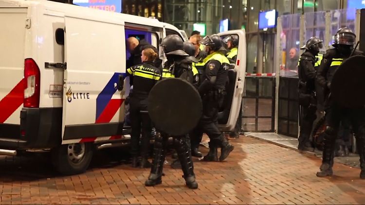 Polizisten nehmen einen Mann nach den gewaltsamen Ausschreitungen in der Nähe des Ajax-Stadions fest. 
