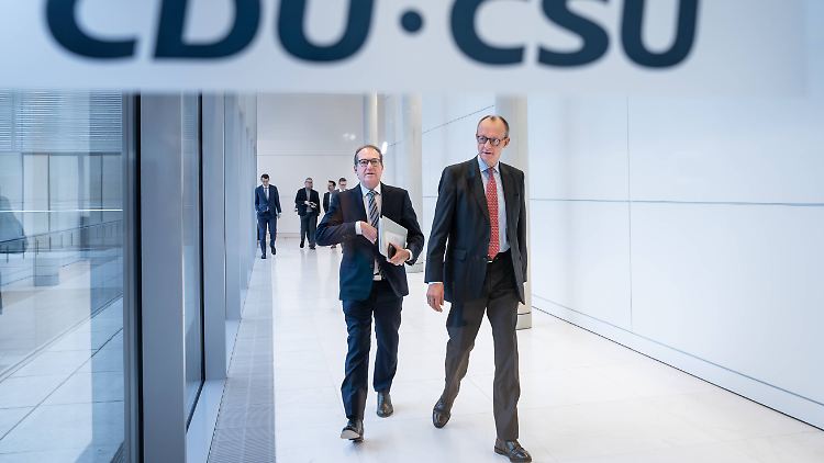 Merz und Dobrindt nach der Sondersitzung der Unionsfraktion. CDU und CSU streben nun wohl einen Neuwahltermin im Februar an.