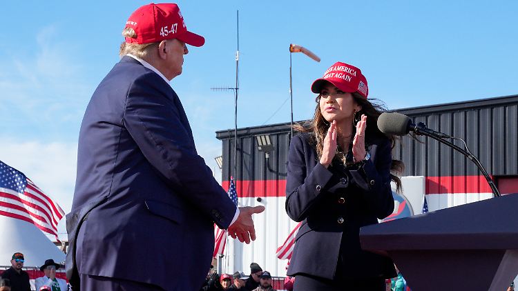 Verstehen sich blendend: Trump und Noem. 