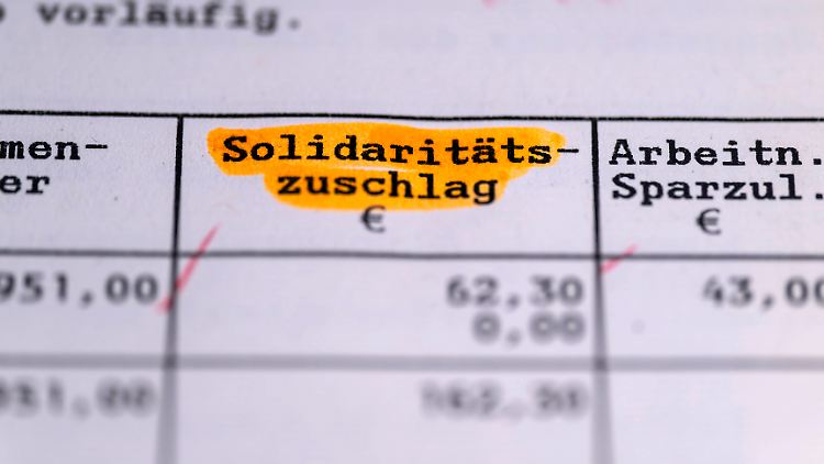 Noch trägt der Solidaritätszuschlag Milliarden zum Haushalt der Bundesregierung bei. Verschwindet er bald auch von den letzten Gehaltsabrechnungen?
