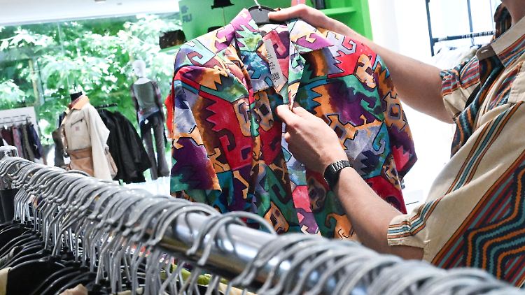 Secondhand-Kleidung vor dem ersten Tragen lieber noch einmal gründlich waschen, empfehlen Experten.
