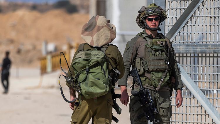 Israelische Soldaten stehen Wache an einem Grenzübergang zum Gazastreifen.