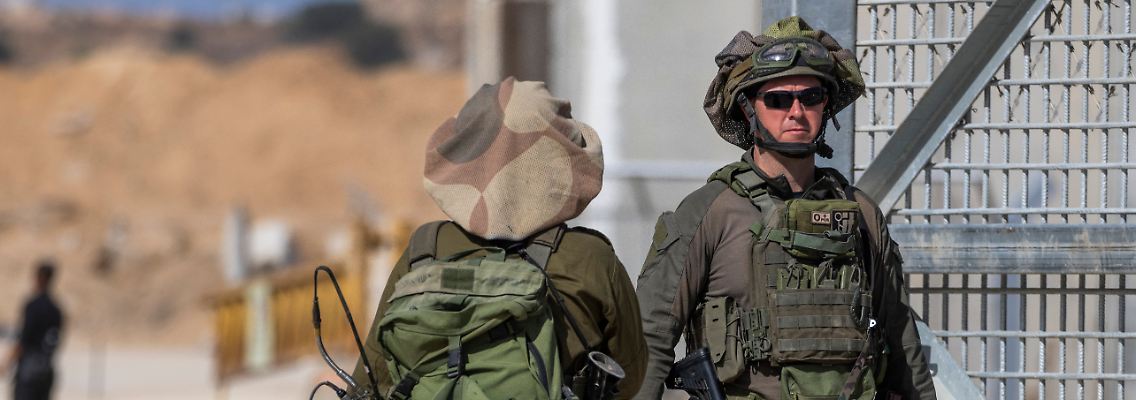 Israelische Soldaten stehen Wache am Grenzübergang zum Gazastreifen.