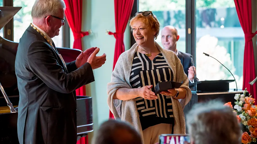 Thomas-Ebersberger-l-CSU-Oberbuergermeister-der-Stadt-Bayreuth-ehrt-Catherine-Foster-Opernsaengerin-fuer-die-langjaehrige-Mitwirkung-bei-den-Bayreuther-Festspielen