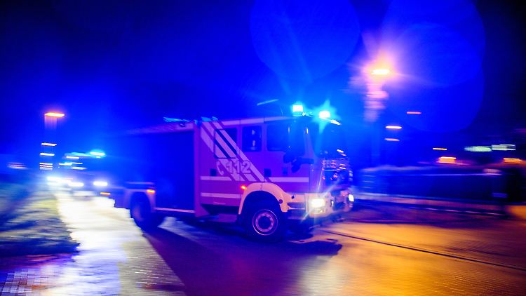 Die Feuerwehr musste die schwer verletzte Frau mit einer Drehleiter über den Balkon der brennenden Wohnung retten. 