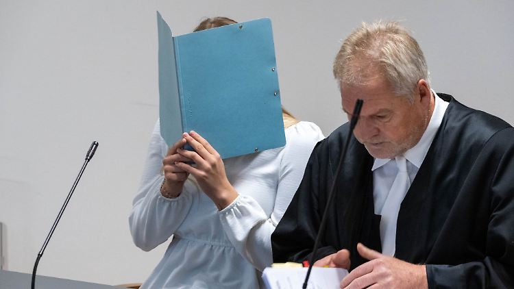 Eine 23-Jährige musste sich wegen eines tödlichen Unfalls am ersten Weihnachtstag 2022 nun vor dem Amtsgericht Neubrandenburg verantworten.