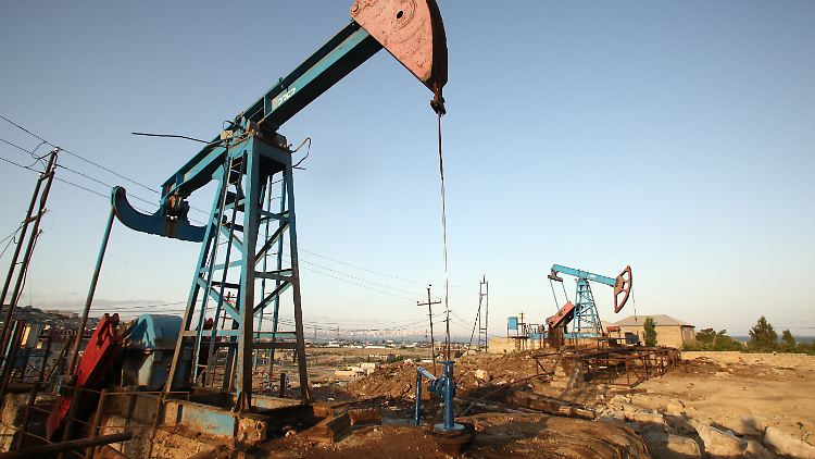 Ölpumpen in der Nähe der Stadt Baku in Aserbaidschan.