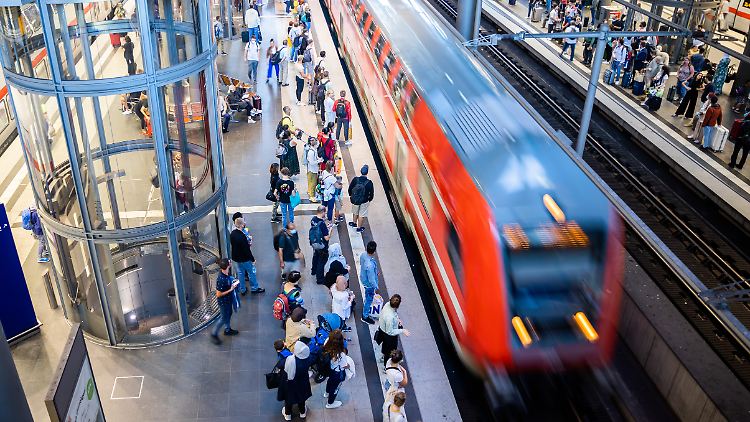Seit der Einführung des Deutschlandtickets fahren mehr Menschen mit dem Zug.