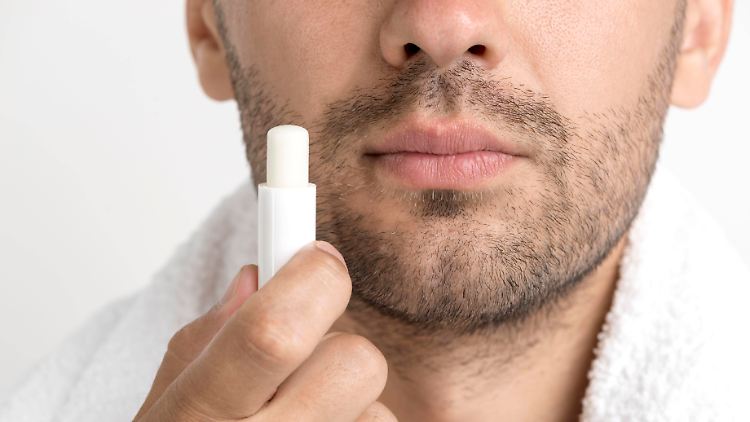 Ein- bis zweimal täglich Lippenbalsam aufzutragen, sollte als Pflege ausreichen.