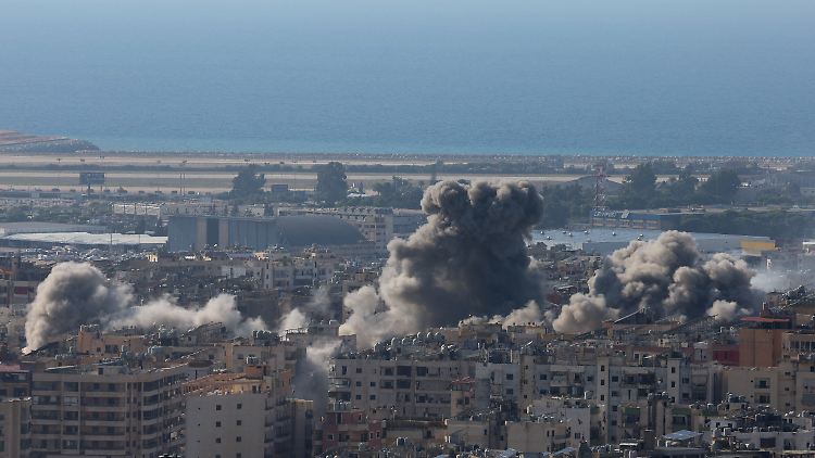 Eine Reporterin zählte mindestens zwölf Luftangriffe auf die südlichen Vororte Beiruts. 