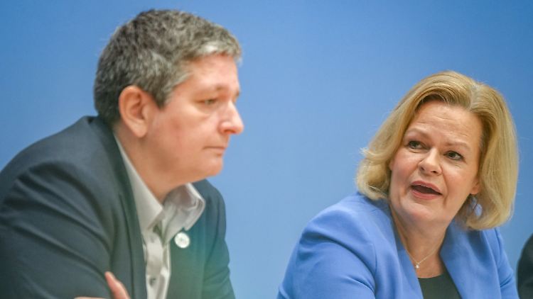 Bürger, Politiker und Institutionen sind selbst in der Pflicht, sich durch ihr Verhalten vor Angriffen und Desinformation zu schützen.