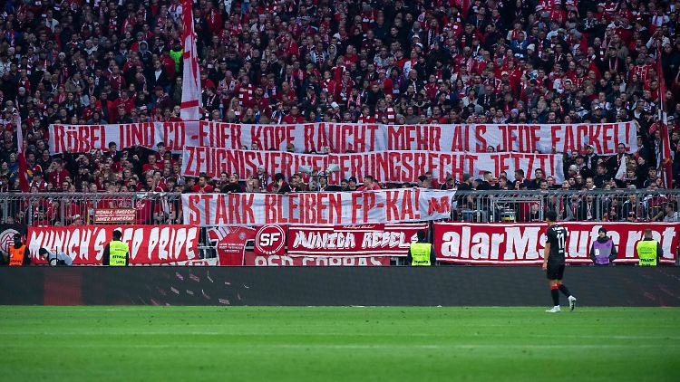 Diverse Fankurven solidarisierten sich zuletzt mit dem "FP-KA", dem Fanprojekt Karlsruhe.