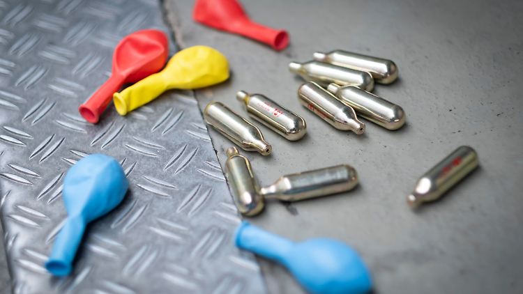Lachgas wird über Gaskartuschen und Luftballons inhaliert. Nach wenigen Sekunden tritt ein Rausch ein. 