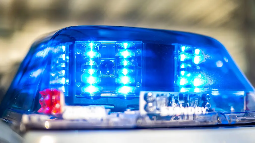 Ein-Blaulicht-leuchtet-auf-dem-Dach-eines-Polizeiwagens