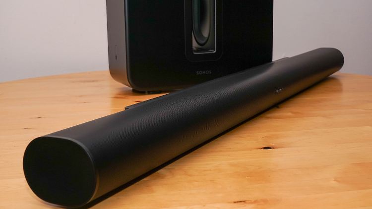 Die Sonos Arc Ultra mit dem ebenfalls neuen Sub 4 im Hintergrund.