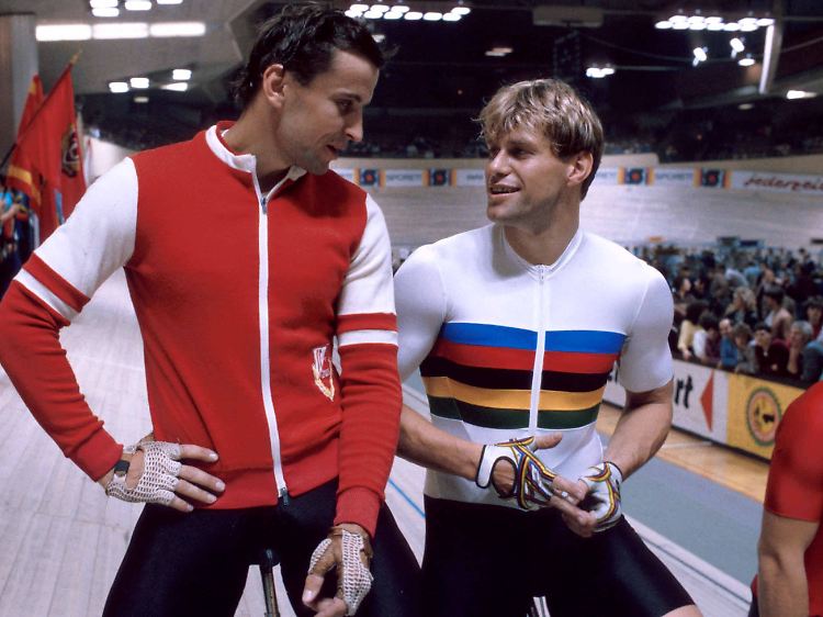 Michael Hübner (rechts) und sein langjähriger Rivale Lutz Heßlich im Jahr 1986.