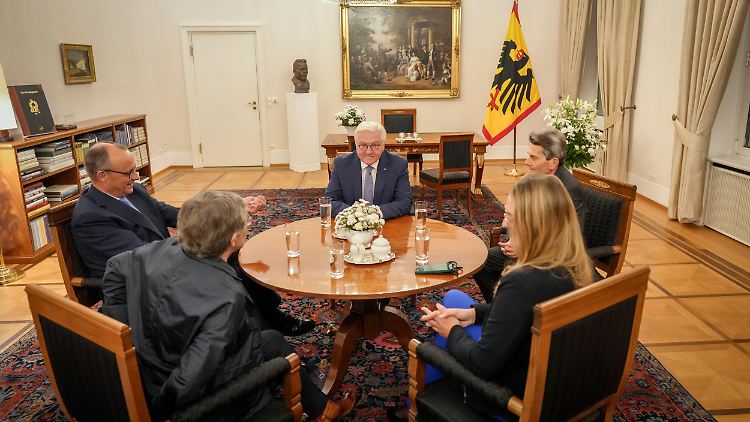 Bei schmaler Bewirtung beraten der Bundespräsident und die Spitzen der Koalitionen von Union. SPD und Grünen das weitere Vorgehen.