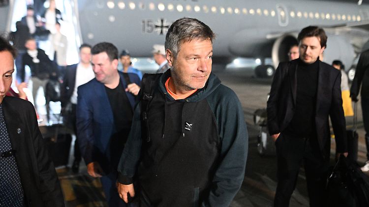 Bislang ist Habeck ohne Panne durchgekommen: Am 24.  Oktober steigt der Grünen-Politiker in Neu-Delhi aus einem Regierungsflieger. 